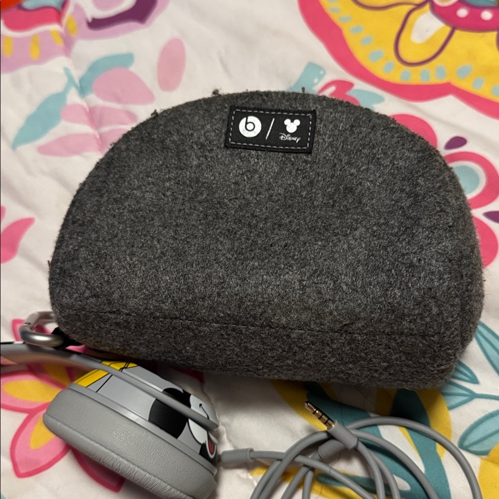 Beats Mickey 90th anniversary headphones - Picture 7 of 11